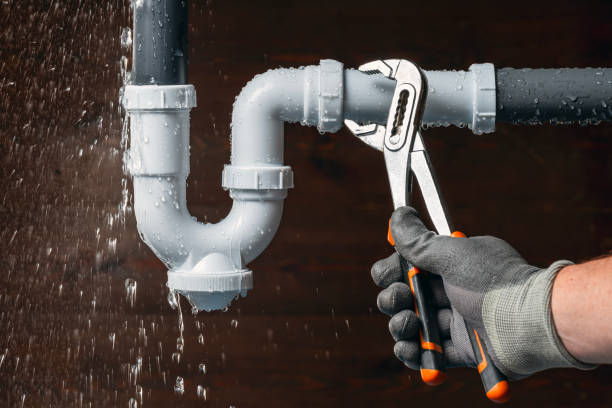 Professional Emergency Plumber technician working in Arenzville, IL